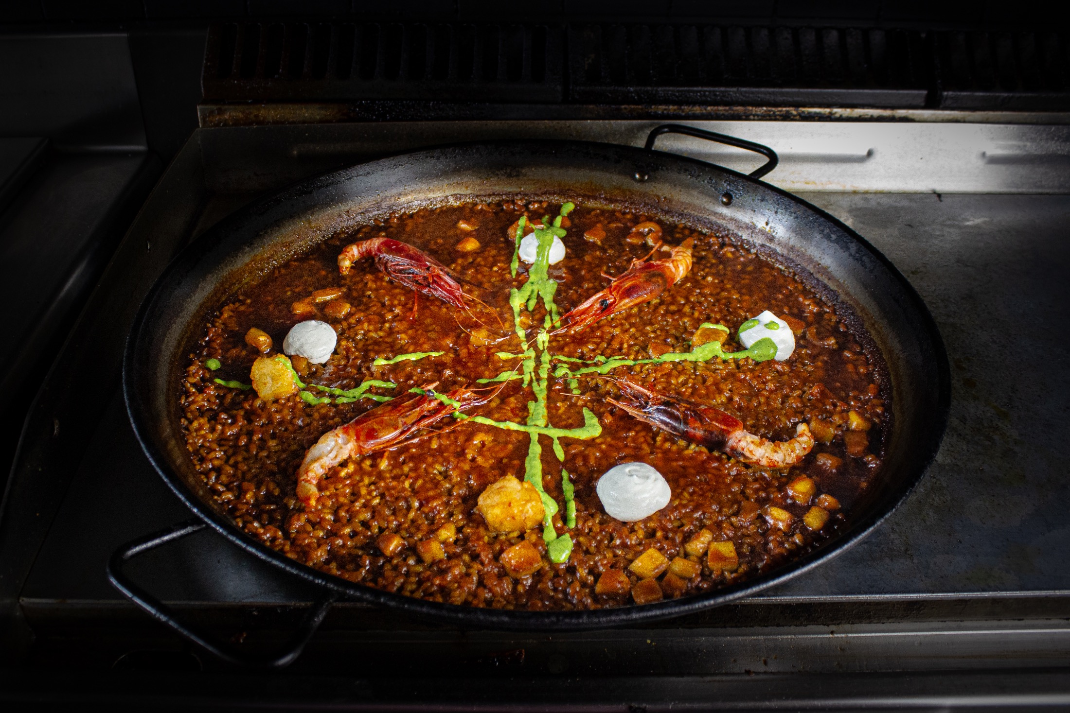 Arroz mediterraneo servido en paellera