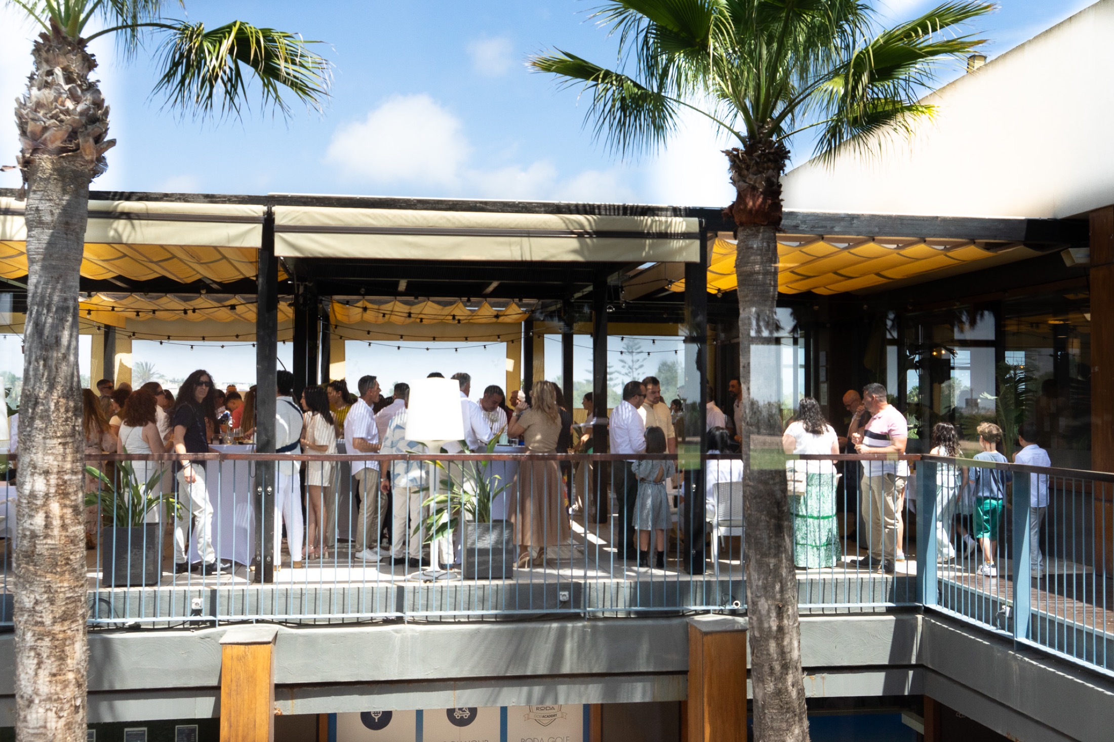 Invitados en terraza del restaurante