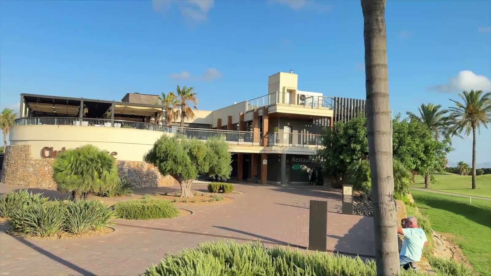 Terraza de ViveRoda junto al campo de golf