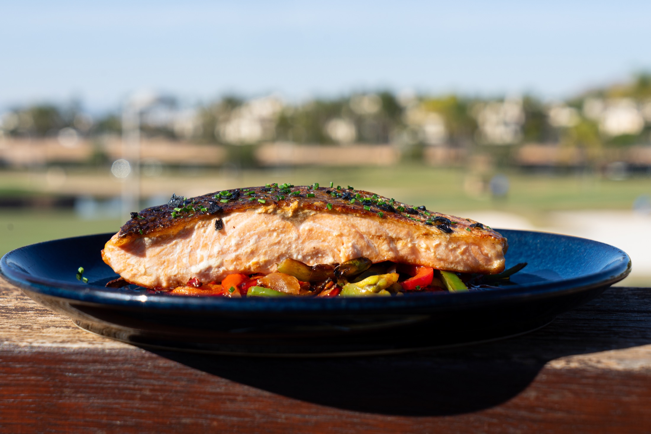 Pescado servido en terraza con vistas al golf