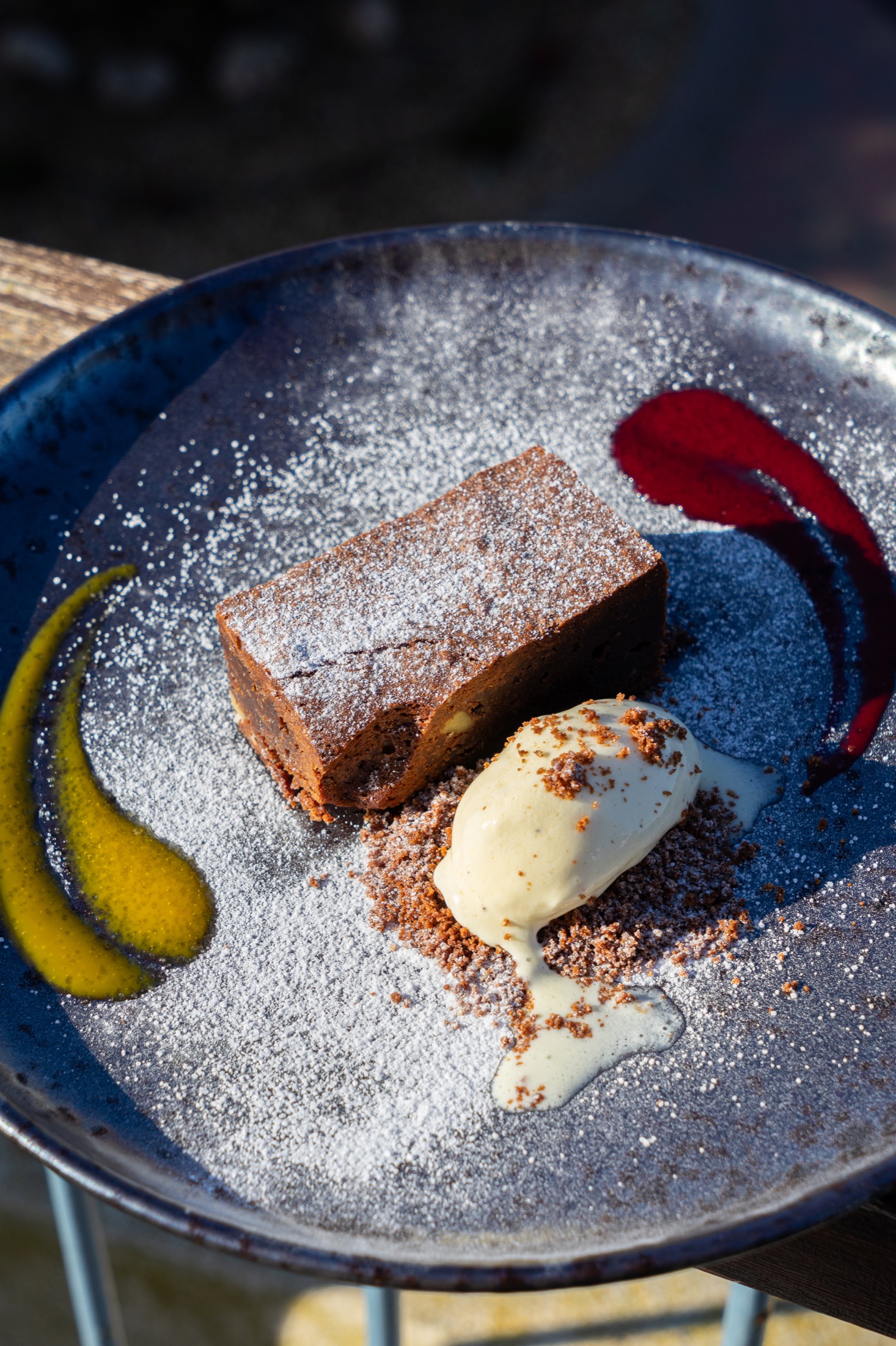 Postre presentado en plato de restaurante