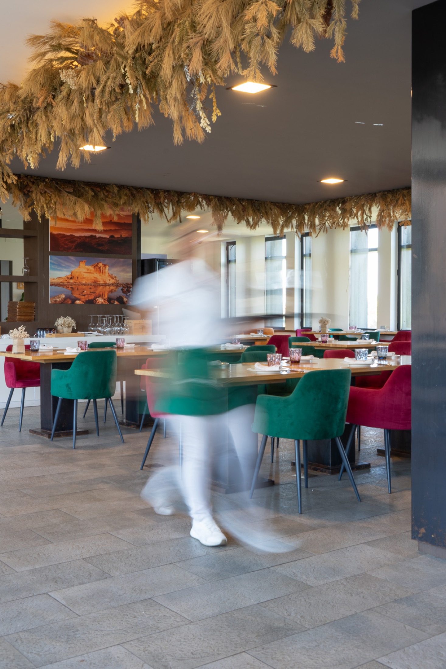 Salon del restaurante con mesas preparadas